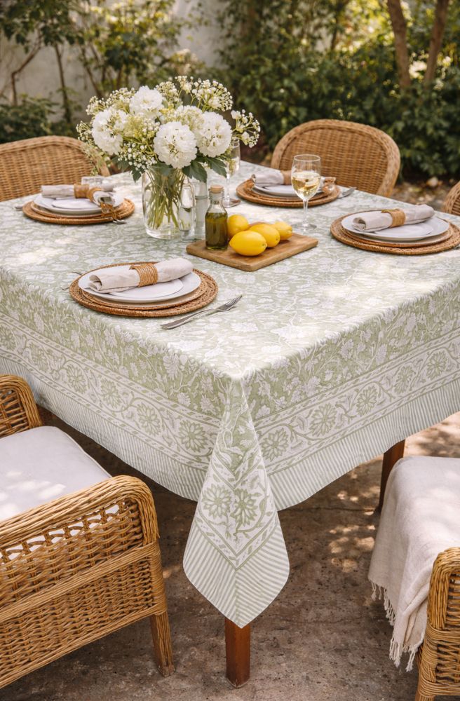 Tablecloth Green in Use